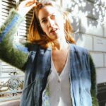 Clara Alonso Instagram – Abril, otra vez.
Y Buenos Aires se empieza a poner más amarilla, cambian las sombras, los olores, se caen las hojas  de los árboles y se acumulan en las veredas hasta que desaparecen no sé cómo.

Llega el fresquito, los cafés calientes, y los mates en la calle. Allá, la primavera. Y todo me produce melancolía♡

Mi look otoñal @potyhernandez