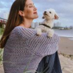 Clara Alonso Instagram - VICENTE y yo.. Y el MAR♡ Este año termina como empieza. Mejor dicho, termina en el mismo lugar donde empezó, pero de otra manera. Fue un año de crecimiento, de disfrute, de esfuerzo, de arriesgar y de compartir. Vicente estuvo en cada una de las etapas. Antes de tenerlo, no queria un perrito porque sentia que iba a ser muuuy difícil moverse. Hoy, no puedo creer la cantidad de cosas que hago con él. Tengo la suerte de que mis amigas y familia lo quieren mucho y lo cuidan con alegría cuando no lo podemos llevar a algún lugar. 🐶feliz último sábado del año🐶