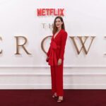 Clara Alonso Instagram - De rojo para la premiere mundial de #TheCrown en Londres💥 2. Un resúmen del evento. Lo que me gustó fue ver los vestuarios/arte de la serie en vivo. 5. Si hubiese nacido en Inglaterra 7 años después, quizás podría haber hecho de Kate Middleton, ¿no? Gracias @chenetflix y @netflixlat por este viaje de película. "The crown" por siempre en mi corazón.