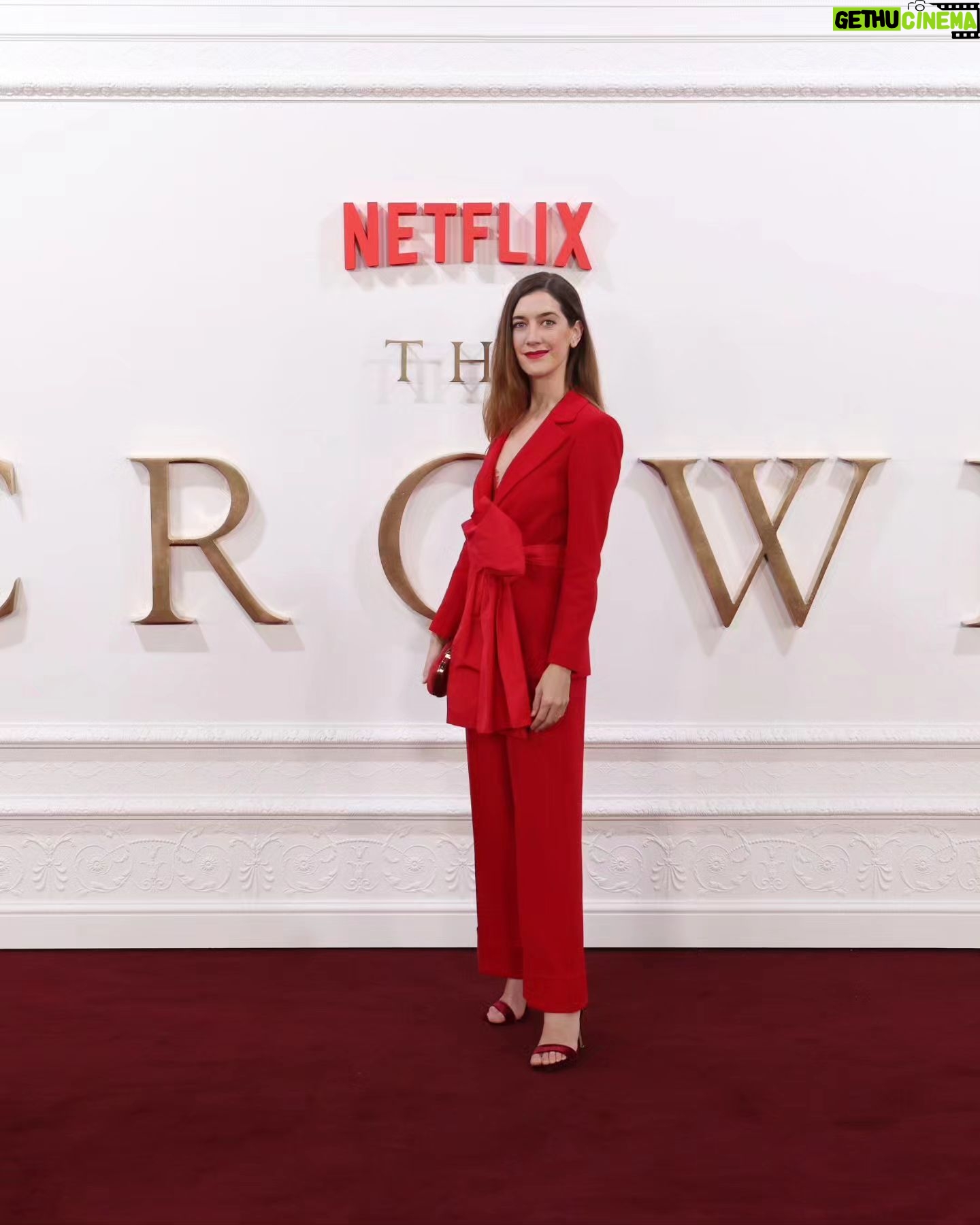 Clara Alonso Instagram - De rojo para la premiere mundial de #TheCrown en Londres💥 2. Un resúmen del evento. Lo que me gustó fue ver los vestuarios/arte de la serie en vivo. 5. Si hubiese nacido en Inglaterra 7 años después, quizás podría haber hecho de Kate Middleton, ¿no? Gracias @chenetflix y @netflixlat por este viaje de película. "The crown" por siempre en mi corazón.