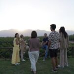 Clara Alonso Instagram - Un regalo. Viajar a Valle de Uco, Mendoza, a disfrutar de los pequeños placeres. Un rico vino, un atardecer en la montaña, comida casera, nuevos amigos, charlas inspiradoras. Un fogón y un concierto acústico, guiar una meditación para los demás, una pausa a la calma y al disfrute. Gracias @lacelia.arg por este viaje inolvidable. Gracias por traernos a conocer el corazón de sus vinos. Chin chin♡
