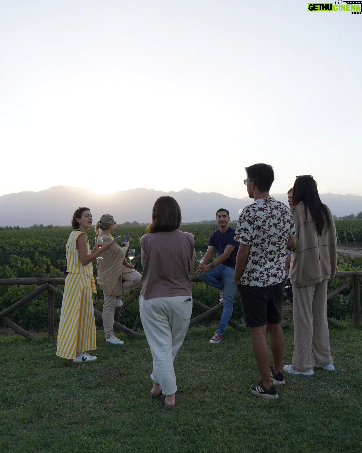 Clara Alonso Instagram - Un regalo. Viajar a Valle de Uco, Mendoza, a disfrutar de los pequeños placeres. Un rico vino, un atardecer en la montaña, comida casera, nuevos amigos, charlas inspiradoras. Un fogón y un concierto acústico, guiar una meditación para los demás, una pausa a la calma y al disfrute. Gracias @lacelia.arg por este viaje inolvidable. Gracias por traernos a conocer el corazón de sus vinos. Chin chin♡