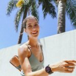 Clara Alonso Instagram – Siempre busco hacer las cosas mejor, y tener herramientas que me ayuden a potenciarme. El nuevo Watch 6 de @samsungargentina me ayuda con mis rutinas de yoga, para tener más control de mi rendimiento. Mide mi frecuencia cardíaca durante la práctica y me ayuda entender como funciona mi cuerpo. 
Me encanta la función del “sueño” que monitorea el tiempo, los patrones y la calidad del sueño.  Y lo que más disfruto es conectar el Watch a  mis auriculares y salir a la calle sin llevar el celu, pero escuchar música igual.