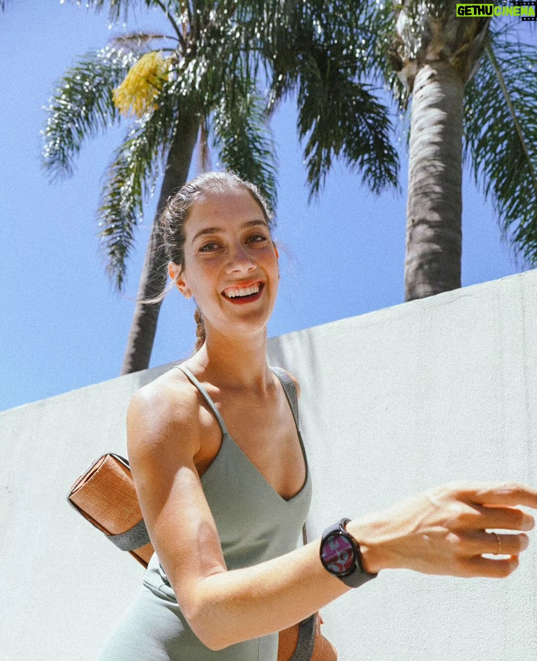 Clara Alonso Instagram - Siempre busco hacer las cosas mejor, y tener herramientas que me ayuden a potenciarme. El nuevo Watch 6 de @samsungargentina me ayuda con mis rutinas de yoga, para tener más control de mi rendimiento. Mide mi frecuencia cardíaca durante la práctica y me ayuda entender como funciona mi cuerpo. Me encanta la función del "sueño" que monitorea el tiempo, los patrones y la calidad del sueño. Y lo que más disfruto es conectar el Watch a mis auriculares y salir a la calle sin llevar el celu, pero escuchar música igual.
