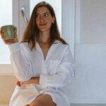 Clara Alonso Instagram – Casa🍄

Que importante es sentirse en casa sin importar donde uno esté, poder hacer propios los nuevos espacios. Los olores, las vistas.
Tocar la guitarra, cocinar algo rico, escribir.

Los hábitos se mudan con uno ❤️