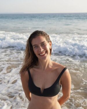 Clara Alonso Instagram - Cuando era chica, generalmente viajaba con mi familia 15 días a la playa en verano. Recuerdo la melancolía que me daba despedirme y ver el mar por última vez hasta el siguiente verano. 

Al crecer, eso fue cambiando. Me encanta que la vida me sorprenda llegando a la playa en momentos inesperados. 

Para mi la playa es mar, es desconectar, es hacer yoga, es meter los pies en el agua, es quedarme hasta que se vaya el sol. Es tomar mates, jugar a las cartas, es llenarme de arena. 

Algunas fotitos de una aventura express a Cádiz.