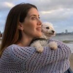 Clara Alonso Instagram - VICENTE y yo.. Y el MAR♡ Este año termina como empieza. Mejor dicho, termina en el mismo lugar donde empezó, pero de otra manera. Fue un año de crecimiento, de disfrute, de esfuerzo, de arriesgar y de compartir. Vicente estuvo en cada una de las etapas. Antes de tenerlo, no queria un perrito porque sentia que iba a ser muuuy difícil moverse. Hoy, no puedo creer la cantidad de cosas que hago con él. Tengo la suerte de que mis amigas y familia lo quieren mucho y lo cuidan con alegría cuando no lo podemos llevar a algún lugar. 🐶feliz último sábado del año🐶
