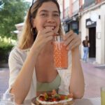Clara Alonso Instagram – Mix de cositas de un finde MUY caluroso en Madrid. Comida, bailecitos, guitarra, paseos, Vicente, novio, amigos, procrastinar cosas.
Mucha bici, poca energía, mucha sed. Disfrutando de todo.

¿Ustedes?