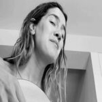 Clara Alonso Instagram – Mix de cositas de un finde MUY caluroso en Madrid. Comida, bailecitos, guitarra, paseos, Vicente, novio, amigos, procrastinar cosas.
Mucha bici, poca energía, mucha sed. Disfrutando de todo.

¿Ustedes?