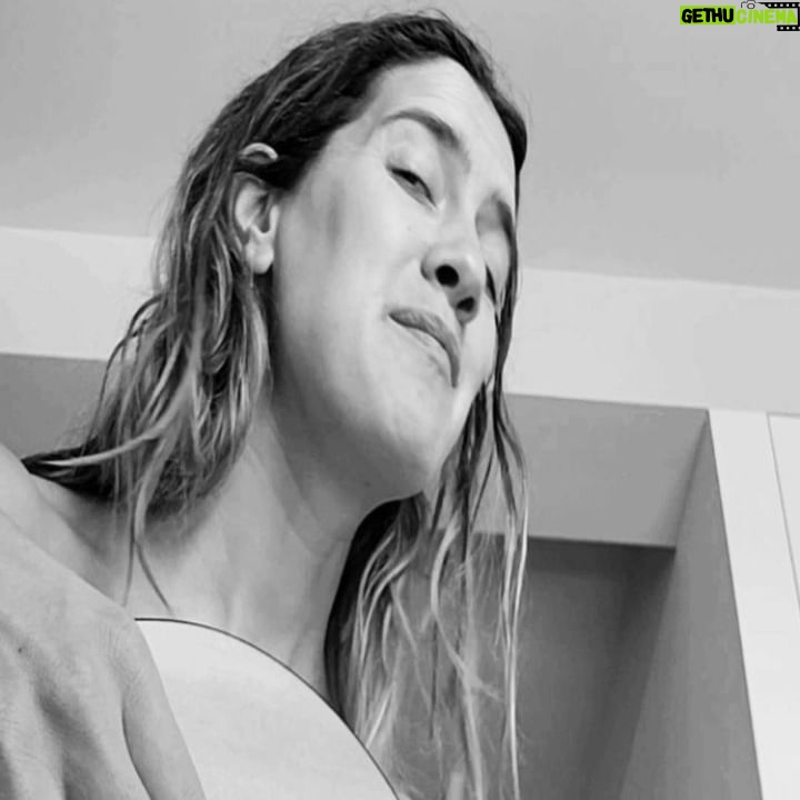 Clara Alonso Instagram - Mix de cositas de un finde MUY caluroso en Madrid. Comida, bailecitos, guitarra, paseos, Vicente, novio, amigos, procrastinar cosas. Mucha bici, poca energía, mucha sed. Disfrutando de todo. ¿Ustedes?