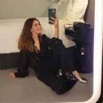 Clara Alonso Instagram - Cosas de la vuelta y de las vueltas de la vida. Es que nada es lineal, y la incertidumbre está a cada paso. Este año tuve la aventura de mi vida, y ya estoy de regreso en Buenos Aires, para empezar otra. Otra etapa, otro recorrido empieza una vez más, incierto y emocionante como cada paso por al que me animo a lanzarme. Estoy agradecida y feliz. Y claro, angustiada por momentos tb (foto 2). Gracias a la vida por este año tan espectacular. (Los grititos sorprendiendo a mis amigas en el último video)