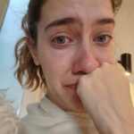 Clara Alonso Instagram - Cosas de la vuelta y de las vueltas de la vida. Es que nada es lineal, y la incertidumbre está a cada paso. Este año tuve la aventura de mi vida, y ya estoy de regreso en Buenos Aires, para empezar otra. Otra etapa, otro recorrido empieza una vez más, incierto y emocionante como cada paso por al que me animo a lanzarme. Estoy agradecida y feliz. Y claro, angustiada por momentos tb (foto 2). Gracias a la vida por este año tan espectacular. (Los grititos sorprendiendo a mis amigas en el último video)