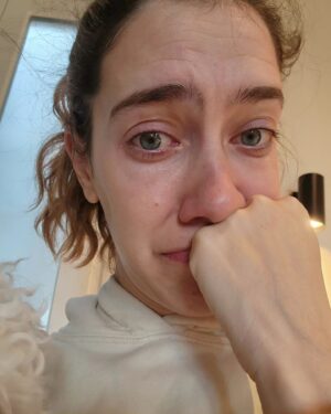 Clara Alonso Instagram - Cosas de la vuelta y de las vueltas de la vida. 

Es que nada es lineal, y la incertidumbre está a cada paso. 
Este año tuve la aventura de mi vida, y ya estoy de regreso en Buenos Aires, para empezar otra. Otra etapa, otro recorrido empieza una vez más, incierto y emocionante como cada paso por al que me animo a lanzarme.

Estoy agradecida y feliz. Y claro, angustiada por momentos tb (foto 2).

Gracias a la vida por este año tan espectacular.

(Los grititos sorprendiendo a mis amigas en el último video)