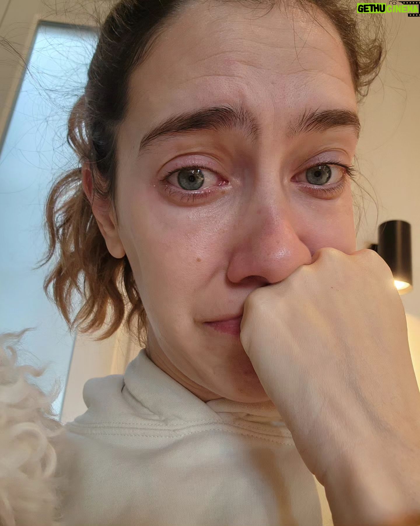Clara Alonso - 16.2K Likes - Cosas de la vuelta y de las vueltas de la vida.
Es que nada es lineal, y la incertidumbre está a cada paso.
Este año tuve la aventura de mi vida, y ya estoy de regreso en Buenos Aires, para empezar otra. Otra etapa, otro recorrido empieza una vez más, incierto y emocionante como cada paso por al que me animo a lanzarme.
Estoy agradecida y feliz. Y claro, angustiada por momentos tb (foto 2).
Gracias a la vida por este año tan espectacular.
(Los grititos sorprendiendo a mis amigas en el último video)