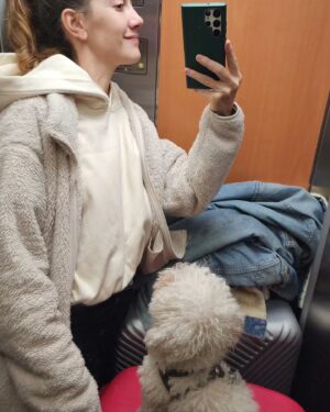 Clara Alonso Instagram - Cosas de la vuelta y de las vueltas de la vida. 

Es que nada es lineal, y la incertidumbre está a cada paso. 
Este año tuve la aventura de mi vida, y ya estoy de regreso en Buenos Aires, para empezar otra. Otra etapa, otro recorrido empieza una vez más, incierto y emocionante como cada paso por al que me animo a lanzarme.

Estoy agradecida y feliz. Y claro, angustiada por momentos tb (foto 2).

Gracias a la vida por este año tan espectacular.

(Los grititos sorprendiendo a mis amigas en el último video)