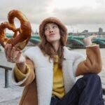 Clara Alonso Instagram – 🥨🥨🥨 Ayer🥨🥨🥨
Mis recomendaciones de Londres:
-Caminar, caminar y caminar (Llevar paraguas a cualquier lado)
-Los museos son gratis. Dense una vuelta por el British Museum y el Tate (ir al último piso… tiene unas vistas espectaculares)
-El Borough Market es genial, hay muuucha gente, pero vale la pena.
– caminar al lado del Rio Thamessis es hermoso, tanto de día como de noche en cualquiera de las direcciones.
– el SOHO ❤️🩹
