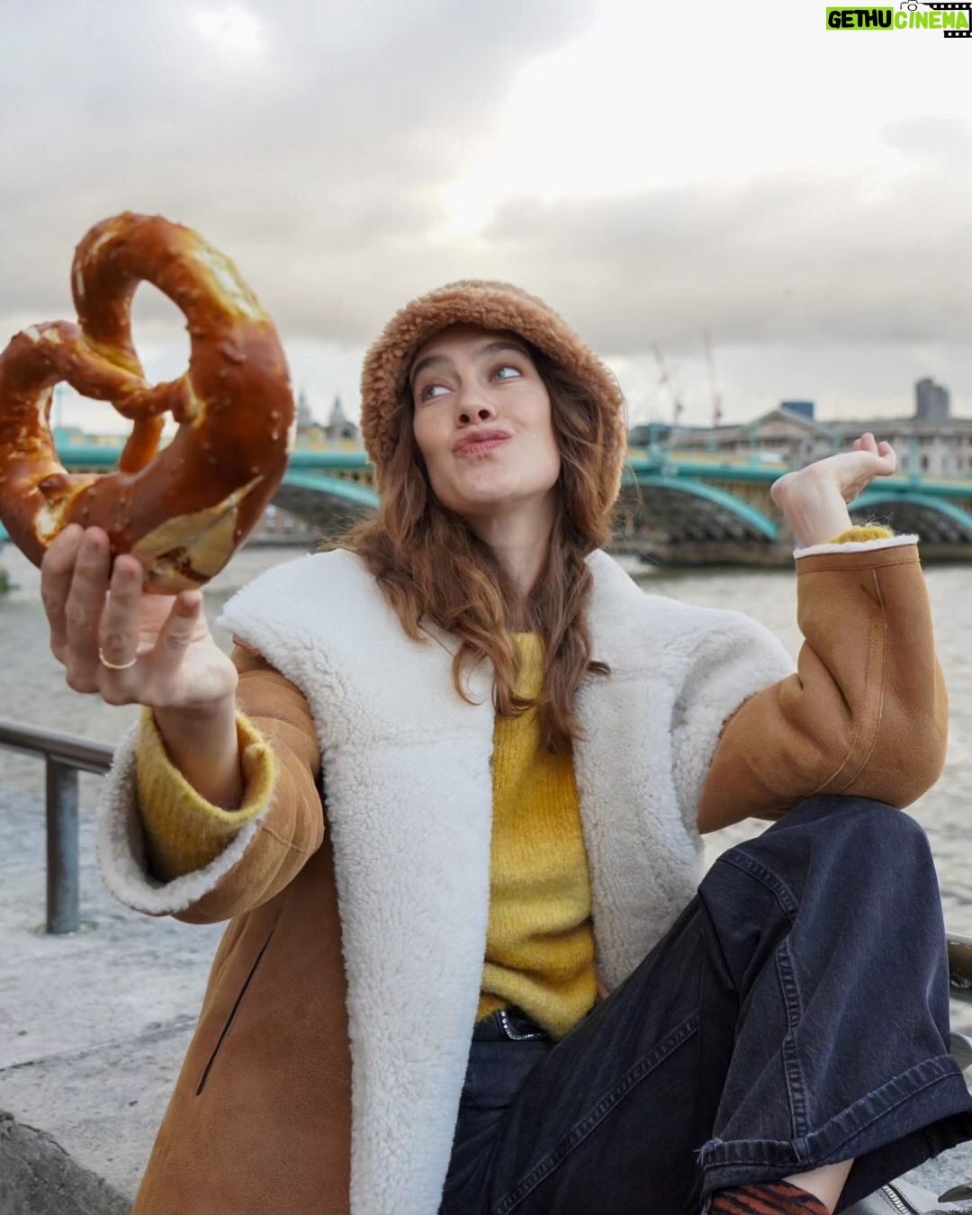 Clara Alonso Instagram - 🥨🥨🥨 Ayer🥨🥨🥨 Mis recomendaciones de Londres: -Caminar, caminar y caminar (Llevar paraguas a cualquier lado) -Los museos son gratis. Dense una vuelta por el British Museum y el Tate (ir al último piso... tiene unas vistas espectaculares) -El Borough Market es genial, hay muuucha gente, pero vale la pena. - caminar al lado del Rio Thamessis es hermoso, tanto de día como de noche en cualquiera de las direcciones. - el SOHO ❤️🩹