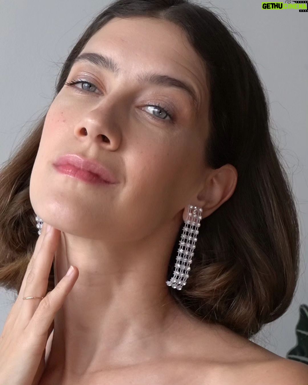 Clara Alonso Instagram - Recreando 2 #makup de la #metgala . El de #emmachamberlain y el de #ellefanning ¿Quieren los tutoriales? ¿Cuál está mejor conseguido?