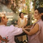 Clara Alonso Instagram - Un regalo. Viajar a Valle de Uco, Mendoza, a disfrutar de los pequeños placeres. Un rico vino, un atardecer en la montaña, comida casera, nuevos amigos, charlas inspiradoras. Un fogón y un concierto acústico, guiar una meditación para los demás, una pausa a la calma y al disfrute. Gracias @lacelia.arg por este viaje inolvidable. Gracias por traernos a conocer el corazón de sus vinos. Chin chin♡