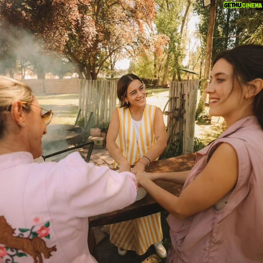 Clara Alonso Instagram - Un regalo. Viajar a Valle de Uco, Mendoza, a disfrutar de los pequeños placeres. Un rico vino, un atardecer en la montaña, comida casera, nuevos amigos, charlas inspiradoras. Un fogón y un concierto acústico, guiar una meditación para los demás, una pausa a la calma y al disfrute. Gracias @lacelia.arg por este viaje inolvidable. Gracias por traernos a conocer el corazón de sus vinos. Chin chin♡