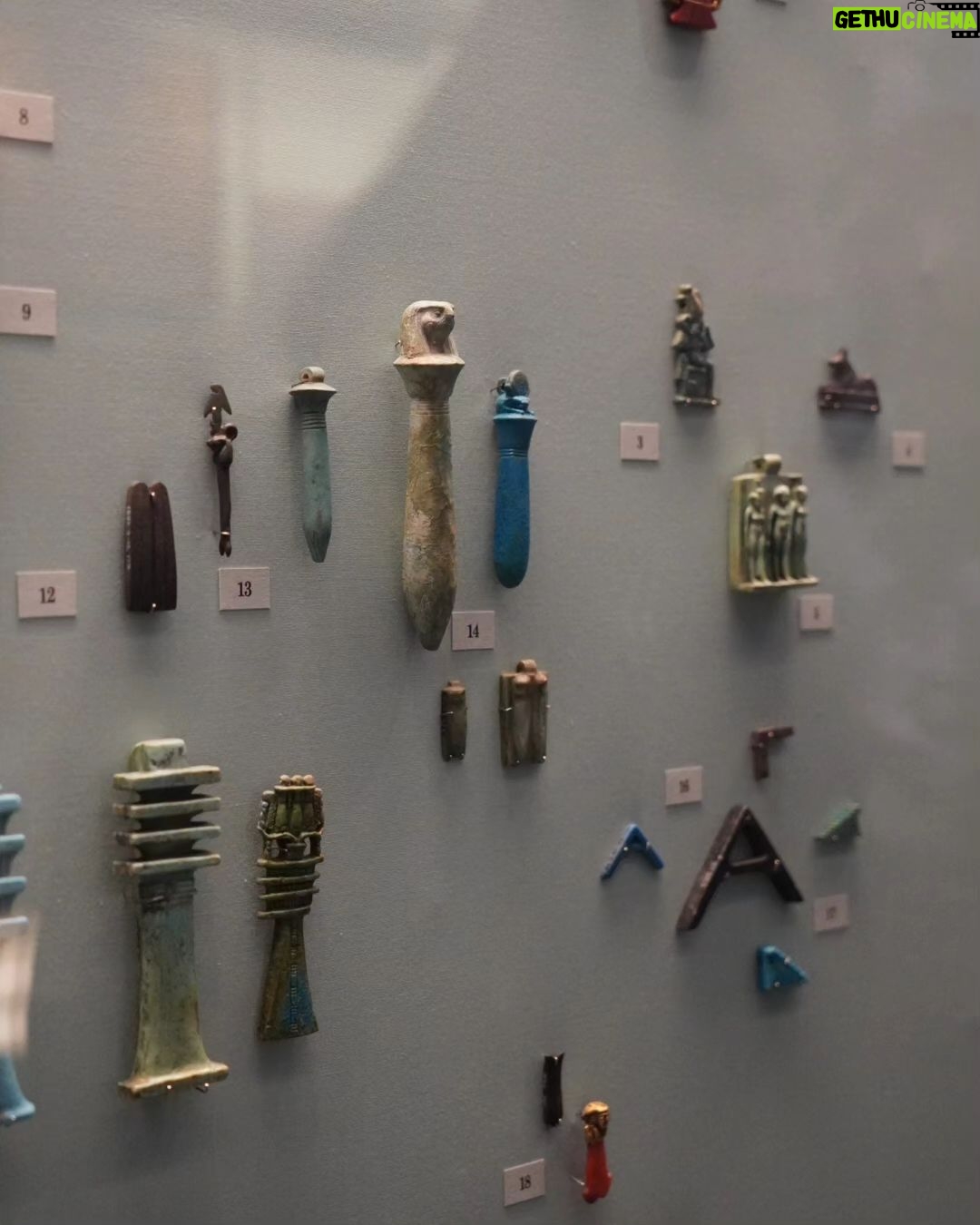 Clara Alonso Instagram - 🥨🥨🥨 Ayer🥨🥨🥨 Mis recomendaciones de Londres: -Caminar, caminar y caminar (Llevar paraguas a cualquier lado) -Los museos son gratis. Dense una vuelta por el British Museum y el Tate (ir al último piso... tiene unas vistas espectaculares) -El Borough Market es genial, hay muuucha gente, pero vale la pena. - caminar al lado del Rio Thamessis es hermoso, tanto de día como de noche en cualquiera de las direcciones. - el SOHO ❤️🩹