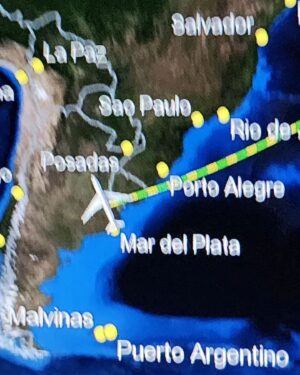 Clara Alonso Instagram - Cosas de la vuelta y de las vueltas de la vida. 

Es que nada es lineal, y la incertidumbre está a cada paso. 
Este año tuve la aventura de mi vida, y ya estoy de regreso en Buenos Aires, para empezar otra. Otra etapa, otro recorrido empieza una vez más, incierto y emocionante como cada paso por al que me animo a lanzarme.

Estoy agradecida y feliz. Y claro, angustiada por momentos tb (foto 2).

Gracias a la vida por este año tan espectacular.

(Los grititos sorprendiendo a mis amigas en el último video)