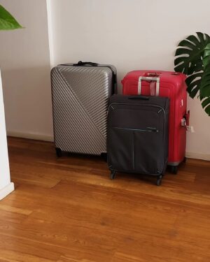 Clara Alonso Instagram - Cosas de la vuelta y de las vueltas de la vida. 

Es que nada es lineal, y la incertidumbre está a cada paso. 
Este año tuve la aventura de mi vida, y ya estoy de regreso en Buenos Aires, para empezar otra. Otra etapa, otro recorrido empieza una vez más, incierto y emocionante como cada paso por al que me animo a lanzarme.

Estoy agradecida y feliz. Y claro, angustiada por momentos tb (foto 2).

Gracias a la vida por este año tan espectacular.

(Los grititos sorprendiendo a mis amigas en el último video)