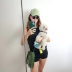Clara Alonso Instagram - Cosas de la vuelta y de las vueltas de la vida. Es que nada es lineal, y la incertidumbre está a cada paso. Este año tuve la aventura de mi vida, y ya estoy de regreso en Buenos Aires, para empezar otra. Otra etapa, otro recorrido empieza una vez más, incierto y emocionante como cada paso por al que me animo a lanzarme. Estoy agradecida y feliz. Y claro, angustiada por momentos tb (foto 2). Gracias a la vida por este año tan espectacular. (Los grititos sorprendiendo a mis amigas en el último video)
