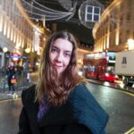 Clara Alonso Instagram – Escapada mega express a una de mis ciudades favoritas.
Es una mezcla entre Nueva York y Europa. Es veloz, eléctrica. Es vibrante, elegante.
Cuando vuelvo a ciudades que ya conozco, vuelvo a pasear por los mismo lugares. Aveces me atrevo a ir a zonas desconocidas para mí, pero hay algo en la repetición donde encuentro la mágia.
#london