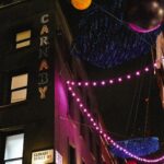 Clara Alonso Instagram – Escapada mega express a una de mis ciudades favoritas.
Es una mezcla entre Nueva York y Europa. Es veloz, eléctrica. Es vibrante, elegante.
Cuando vuelvo a ciudades que ya conozco, vuelvo a pasear por los mismo lugares. Aveces me atrevo a ir a zonas desconocidas para mí, pero hay algo en la repetición donde encuentro la mágia.
#london