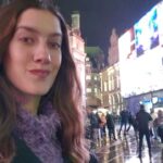 Clara Alonso Instagram – Escapada mega express a una de mis ciudades favoritas.
Es una mezcla entre Nueva York y Europa. Es veloz, eléctrica. Es vibrante, elegante.
Cuando vuelvo a ciudades que ya conozco, vuelvo a pasear por los mismo lugares. Aveces me atrevo a ir a zonas desconocidas para mí, pero hay algo en la repetición donde encuentro la mágia.
#london