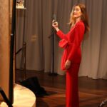 Clara Alonso Instagram - De rojo para la premiere mundial de #TheCrown en Londres💥 2. Un resúmen del evento. Lo que me gustó fue ver los vestuarios/arte de la serie en vivo. 5. Si hubiese nacido en Inglaterra 7 años después, quizás podría haber hecho de Kate Middleton, ¿no? Gracias @chenetflix y @netflixlat por este viaje de película. "The crown" por siempre en mi corazón.