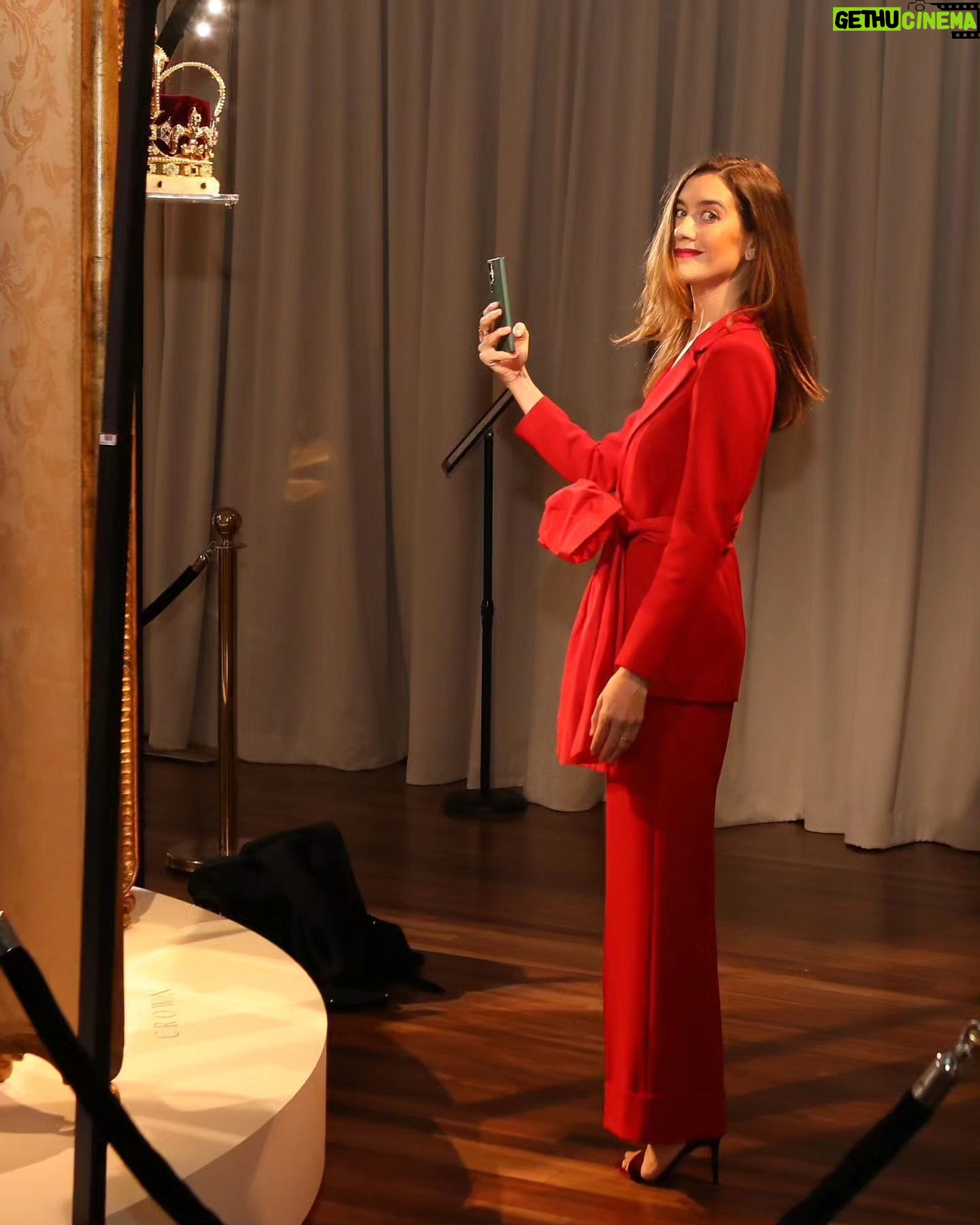 Clara Alonso Instagram - De rojo para la premiere mundial de #TheCrown en Londres💥 2. Un resúmen del evento. Lo que me gustó fue ver los vestuarios/arte de la serie en vivo. 5. Si hubiese nacido en Inglaterra 7 años después, quizás podría haber hecho de Kate Middleton, ¿no? Gracias @chenetflix y @netflixlat por este viaje de película. "The crown" por siempre en mi corazón.