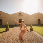 Clara Alonso Instagram - Un regalo. Viajar a Valle de Uco, Mendoza, a disfrutar de los pequeños placeres. Un rico vino, un atardecer en la montaña, comida casera, nuevos amigos, charlas inspiradoras. Un fogón y un concierto acústico, guiar una meditación para los demás, una pausa a la calma y al disfrute. Gracias @lacelia.arg por este viaje inolvidable. Gracias por traernos a conocer el corazón de sus vinos. Chin chin♡