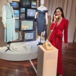 Clara Alonso Instagram - The Crown es una de mis series favoritas de todos los tiempos por sus guiones, la excelencia de como se realizó, sus actuaciones brillantes. Una serie que me acompañó los últimos años de mi vida... ¿a quién más? ¿Cuáles son son sus personajes o temporada favorita?  ¿qué les hizo sentir? Que regalo haber viajado a Londres a la premiere de la última temporada de #TheCrown . Gracias @chenetflix @netflixlat por este viaje inolvidable. Y ya saben el 14/12  se estrenan los capítulos finales (que sin spoilear.. son INCREIBLES) @netflixuk @thecrownnetflix Mi look @redondobrand @lodishoes @ebraestudio