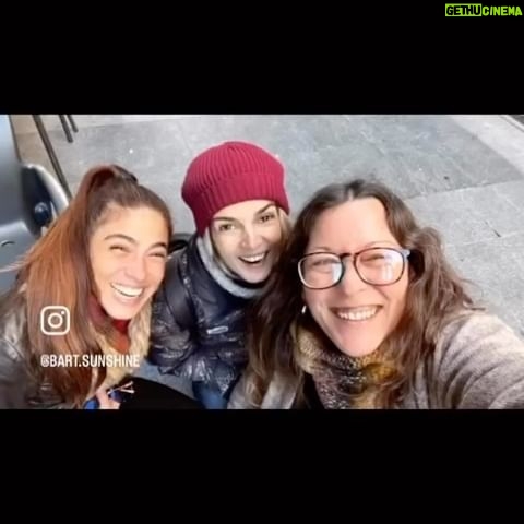 Clara Lago Instagram - Estaremos celebrando el comienzo del 2023 hasta el 1 de enero del 2024. Si es que… cualquier excusa es buena pa juntarse 😁🥂