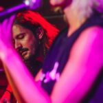 Clara Lago Instagram - Había asistido varios años al evento #músicaparamasarada que organiza mi familia en favor de @elhogardelasninas pero nunca me había animado a aportar mi granito de arena al espectáculo hasta este año. He aquí el documento gráfico que acredita dicho atrevimiento. Gracias a @javilagoactor @borjalago83 y a todos los artistas que participaron el sábado pasado de semejante despliegue de talento y generosidad; a las personas que ayudaron con la organización y la logística (mis tías las primeras); y a todos los que pagasteis una entrada aportando desde vuestro bolsillo para esta causa y llenasteis de buena onda y aplausos la sala @heroecafe como si aquello fuera un concierto de los Rolling. Y por último, gracias a @joselucena__ mi “partner in crime”, por lanzarte conmigo sin paracaídas pero con todas las ganas. Creo que podemos decir que caímos de pie ☺️🫶🏼 #conciertosolidario #lascosashechasconamorsalenmejor #cantanteporuninstante #meflipoyosola #nomelotengáisencuenta 😂🙏🏼