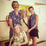 Clara Lago Instagram - Si aún no has votado, estás a tiempo. Y aunque no pretendo aleccionar a nadie, sí me apetece compartir una reflexión, por si a alguien le sirve: Hoy he acompañado a mi abuela de 101 años a votar, junto con mi hermano y mi tía. Probablemente sea la última vez que mi abuela vote en unas elecciones generales (aunque nunca se sabe con esta mujer, que es indestructible) y me ha conmovido profundamente ver su resiliencia ante el evento de ir a las urnas. Hace unas semanas se cayó y partió la cadera, tuvieron que operarla y lleva muy fastidiada desde entonces, lógicamente. Ella, que siempre ha sido una mujer fuerte e independiente, lleva ya unos años sin poder ver la tele o leer una novela (que era su pasatiempo favorito) porque ha ido perdiendo visión, y ahora no puede moverse de manera autónoma por el tema de la cadera. Una pensaría que si alguien tiene ganado el derecho a que le sude todo lo más grande la política y el mundo en general es ella, que ha vivido más de un siglo, parido seis hijos y perdido dos, además de su marido y sus hermanos. Pero no… contra todo pronóstico, me dijo hace unos días que ella quería votar, “porque es importante”. Me ha generado tanta admiración, tanto amor… que una mujer que ya tendría que estar de vuelta de todo siga intentando construir una sociedad plural, tolerante y respetuosa, que probablemente ella no va a llegar a ver, me parece de los mayores actos de generosidad que he visto nunca. Así que votad, por favor. Con amor, con conciencia y a quien os salga de la pepitilla. Pero votad 🙏🏼❤️