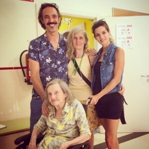 Clara Lago Instagram - Si aún no has votado, estás a tiempo. Y aunque no pretendo aleccionar a nadie, sí me apetece compartir una reflexión, por si a alguien le sirve:
Hoy he acompañado a mi abuela de 101 años a votar, junto con mi hermano y mi tía. Probablemente sea la última vez que mi abuela vote en unas elecciones generales (aunque nunca se sabe con esta mujer, que es indestructible) y me ha conmovido profundamente ver su resiliencia ante el evento de ir a las urnas. 
Hace unas semanas se cayó y partió la cadera, tuvieron que operarla y lleva muy fastidiada desde entonces, lógicamente.
Ella, que siempre ha sido una mujer fuerte e independiente, lleva ya unos años sin poder ver la tele o leer una novela (que era su pasatiempo favorito) porque ha ido perdiendo visión, y ahora no puede moverse de manera autónoma por el tema de la cadera. 
Una pensaría que si alguien tiene ganado el derecho a que le sude todo lo más grande la política y el mundo en general es ella, que ha vivido más de un siglo, parido seis hijos y perdido dos, además de su marido y sus hermanos. Pero no… contra todo pronóstico, me dijo hace unos días que ella quería votar, “porque es importante”.
Me ha generado tanta admiración, tanto amor… que una mujer que ya tendría que estar de vuelta de todo siga intentando construir una sociedad plural, tolerante y respetuosa, que probablemente ella no va a llegar a ver, me parece de los mayores actos de generosidad que he visto nunca.
Así que votad, por favor. Con amor, con conciencia y a quien os salga de la pepitilla. Pero votad 🙏🏼❤️