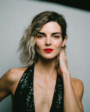 Clara Lago Instagram - Anoche celebramos el amor, el apoyo y la unión de nuestra profesión; reencuentros con compañeras y compañeros, abrazos, risas, premios y empoderamiento como gremio.
#Limbo me ha dado muchas alegrías, pero la guinda ha sido estar nominada por mis compis junto a dos pedazo de mujeres y actrices como son Ana de Armas y @penelopecruzoficial 🥰
GRACIAS @uniondeactores por el reconocimiento que ya supone una nominación y por todo lo que hacéis por los actores y actrices de España.
Y gracias al equipazo de chapa y pintura!
👗 @joseherrerastylist
📸 @elenamartinezsantos 🙌🏼😍
💄 @pedrocedeno1 @bareminerals
#bareminerals #makeup