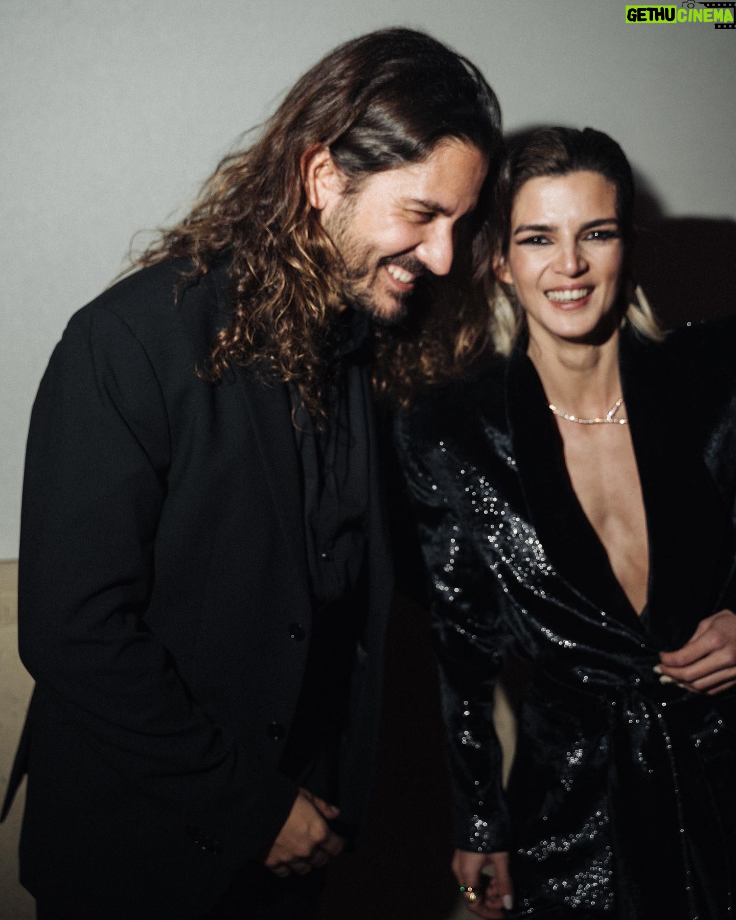 Clara Lago Instagram - Tercera tanda, aquí con el look completo… maromazo incluido 😏 🙌🏼❤️ @joseherrerastylist 📸 @elenamartinezsantos #bulgarirocks #bulgarijewelry #serpenti75