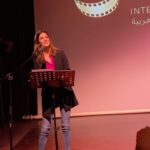 Clara Lago Instagram - Anoche asistí a la inauguración del vigésimo @festivalsahara y la tercera edición en Madrid. Los testimonios que vimos y escuchamos y, sobre todo, la emoción que se generó en todos los allí presentes no puede describirse con palabras. El conocimiento es poder, así que os animo a acercaros hoy y/o mañana al @cinestudiocba donde continuarán las proyecciones, coloquios y actividades que arrojan luz sobre esta causa tan silenciada. Gracias @fisahara_2023 por invitarme a participar leyendo este poema de #ZaharaHasnaui y a todos y todas las activistas que dedican su vida, muchas de ellas poniéndola en riesgo, a esta lucha por la libertad. Sois ejemplo e inspiración. Sois la demostración de la incombustible fuerza del ser humano cuando persigue una causa justa. Como española, me avergüenzo del abandono que hemos ejercido hacia el pueblo saharaui y desde aquí transmito mi apoyo incondicional a vuestro reclamo. Ojalá, más pronto que tarde, sea escuchado 🙏🏼♥️🇪🇭