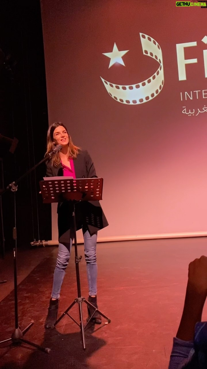 Clara Lago Instagram - Anoche asistí a la inauguración del vigésimo @festivalsahara y la tercera edición en Madrid. Los testimonios que vimos y escuchamos y, sobre todo, la emoción que se generó en todos los allí presentes no puede describirse con palabras. El conocimiento es poder, así que os animo a acercaros hoy y/o mañana al @cinestudiocba donde continuarán las proyecciones, coloquios y actividades que arrojan luz sobre esta causa tan silenciada. Gracias @fisahara_2023 por invitarme a participar leyendo este poema de #ZaharaHasnaui y a todos y todas las activistas que dedican su vida, muchas de ellas poniéndola en riesgo, a esta lucha por la libertad. Sois ejemplo e inspiración. Sois la demostración de la incombustible fuerza del ser humano cuando persigue una causa justa. Como española, me avergüenzo del abandono que hemos ejercido hacia el pueblo saharaui y desde aquí transmito mi apoyo incondicional a vuestro reclamo. Ojalá, más pronto que tarde, sea escuchado 🙏🏼♥️🇪🇭