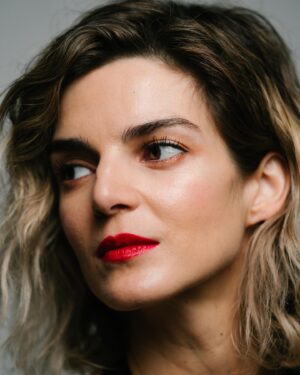 Clara Lago Instagram - Anoche celebramos el amor, el apoyo y la unión de nuestra profesión; reencuentros con compañeras y compañeros, abrazos, risas, premios y empoderamiento como gremio.
#Limbo me ha dado muchas alegrías, pero la guinda ha sido estar nominada por mis compis junto a dos pedazo de mujeres y actrices como son Ana de Armas y @penelopecruzoficial 🥰
GRACIAS @uniondeactores por el reconocimiento que ya supone una nominación y por todo lo que hacéis por los actores y actrices de España.
Y gracias al equipazo de chapa y pintura!
👗 @joseherrerastylist
📸 @elenamartinezsantos 🙌🏼😍
💄 @pedrocedeno1 @bareminerals
#bareminerals #makeup