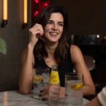 Clara Lago Instagram - Echar un ratito con mi gente, entre sorbos, risas y charlas sobre lo humano y lo divino… para mí, no existe mejor plan ni mejor forma de saborear el tiempo. Bueno, quitando los #YellowPlans de Schweppes… eso son palabras mayores. Y tú, ¿cómo saboreas el tiempo? 😉 @schweppes_es #SaboreaElTiempo 📸 by @elenamartinezsantos