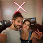 Clara Lago Instagram - Finde de reventaera… pero con alegría, música y gente bonita alrededor echando las horas que hagan falta todo cobra otro sentido y color. Este post es un agradecimiento a todas esas personas que hacéis el “trabajo en la sombra”, y que una vez el proyecto ve la luz no tenéis el merecido reconocimiento por tantísimo sobre esfuerzo. En especial, quiero darle las gracias al pedazo de tío que tengo a mi lado en la foto, que lleva dos meses largos desviviéndose por este proyecto, haciendo el trabajo de 7 personas (y aún me quedo corta) y dando el 300% de sí mismo en cada momento. Eres muy grande @joselucena__ y mi admiración por ti no deja de aumentar. Ha sido duro y estamos en la recta final… pero lo que se viene es algo muy bonito, que ha sido posible en gran parte gracias a ti 🙏🏼🥰 Deseando que podáis conocer @lahuertafunkycastizo 🤟🏼❌🌱 #comingsoon
