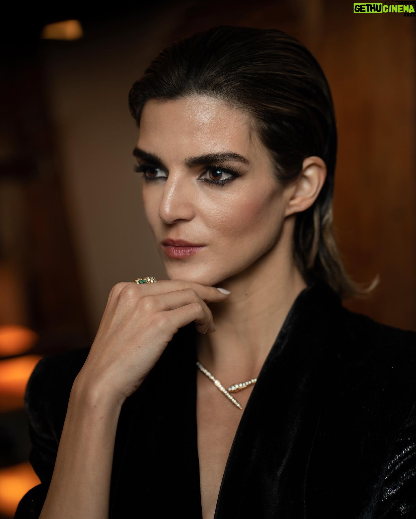 Clara Lago Instagram - Como no tengo fotos nuevas que subir porque soy #influmierder pues tiro de carrete y agradezco tener amigas como @elenamartinezsantos y @paulasoroa que hicieron posible en su día estos documentos gráficos 🙏🏼🥰 Aquí van otras dos de cuando fuimos al aniversario de #serpenti75 @bulgari 🐍❤️💎 P.D: aún me quedan otras dos que me guardo en la recámara. Avisadas estáis.