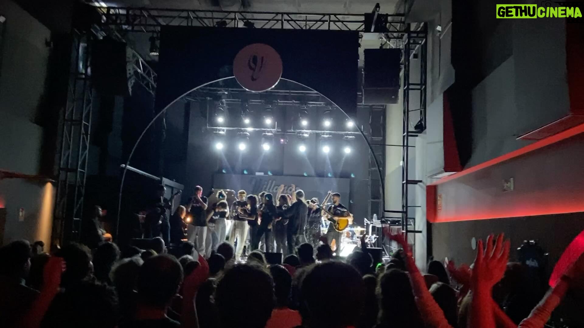 Clara Lago Instagram - Un año mas, la combinación de arte y solidaridad nos hizo disfrutar anoche de una hora y media cargada de energía bonita, talento y emoción. Gracias a @javierlagoactor63 @borjalago83 @salavillanos y a todas las personas que participaron y ayudaron a organizar este concierto benéfico en favor de @elhogardelasninas Qué orgullo de familia… larga vida a #músicaparamasarada !! Nos vemos el año que viene ♥️🫶🏼
