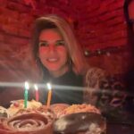 Clara Lago Instagram - No había mejor manera de empezar esta nueva vuelta al sol, soplando las velas sobre una montaña de donuts veganos y rodeada de gente maravillosa (y de una ballena, aparentemente). Gracias, de ❤️, a todas las personas que me felicitasteis, pensasteis y deseasteis cosas bonitas ayer 🥰 Me siento tremendamente afortunada, agradecida y deseosa de descubrir qué me traen los 33… allá vamos 😁🤟🏼 #happybirthdaytome 🍩