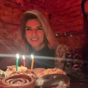 Clara Lago Instagram - No había mejor manera de empezar esta nueva vuelta al sol, soplando las velas sobre una montaña de donuts veganos y rodeada de gente maravillosa (y de una ballena, aparentemente).
Gracias, de ❤️, a todas las personas que me felicitasteis, pensasteis y deseasteis cosas bonitas ayer 🥰
Me siento tremendamente afortunada, agradecida y deseosa de descubrir qué me traen los 33… allá vamos 😁🤟🏼
#happybirthdaytome 🍩